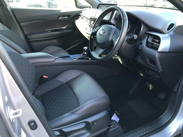 Toyota C-HR 2017-08 28328-9