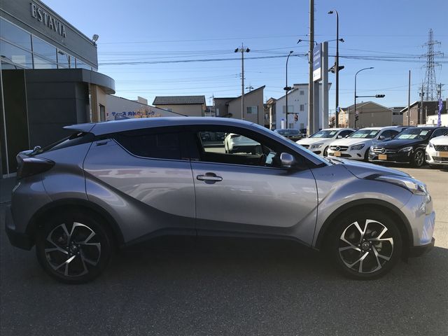 Toyota C-HR 2017-08 28328-5