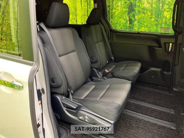 Toyota VOXY HYBRID 2018-05 382448-8
