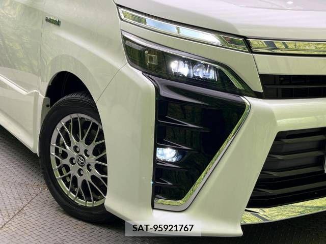 Toyota VOXY HYBRID 2018-05 382448-12