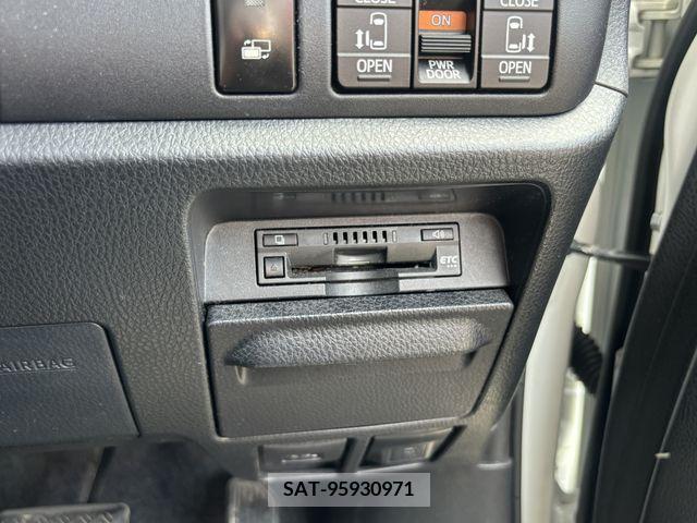 Toyota NOAH HYBRID 2018-02 330835-17