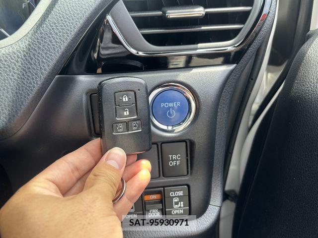 Toyota NOAH HYBRID 2018-02 330835-15