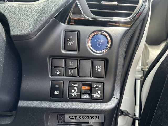 Toyota NOAH HYBRID 2018-02 330835-14