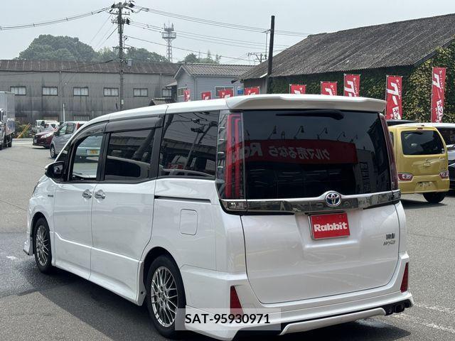 Toyota NOAH HYBRID 2018-02 330835-2