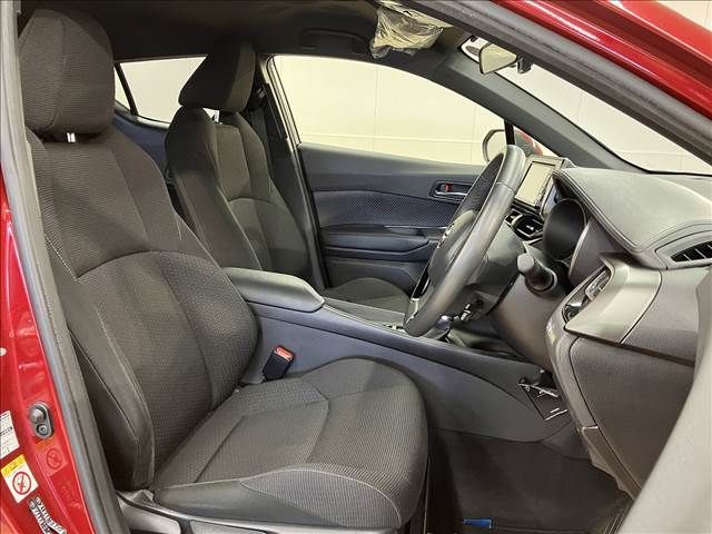 Toyota C-HR 2017-02 6857-11
