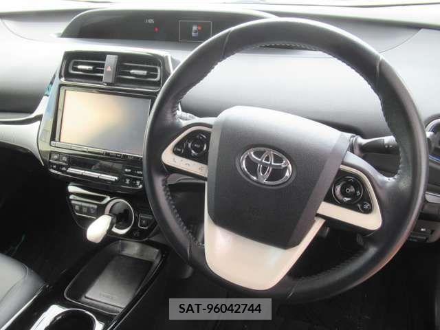 Toyota PRIUS 2016-05 330079-3