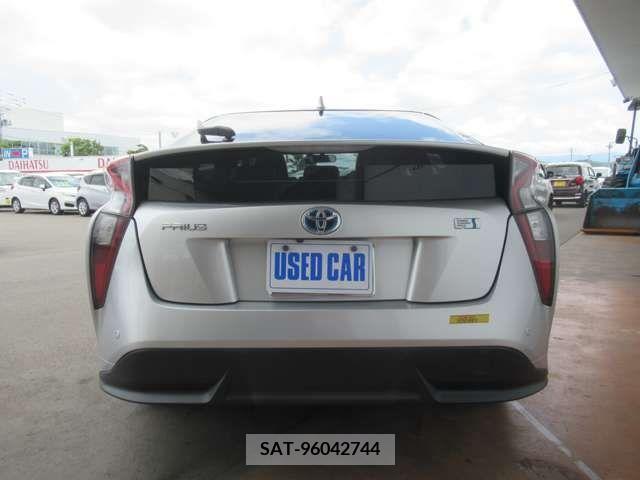 Toyota PRIUS 2016-05 330079-15