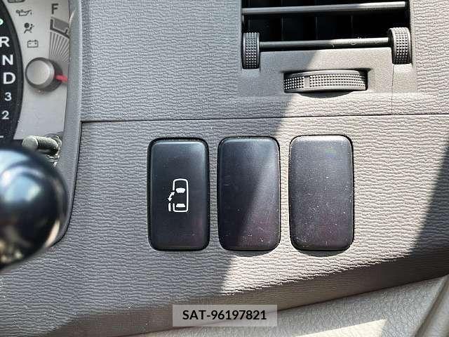Toyota ISIS 2005-10 273096-7