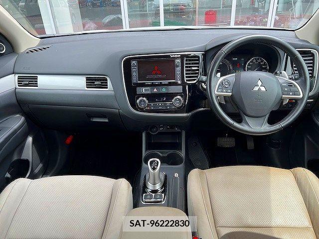 Mitsubishi OUTLANDER PHEV 2014-09 281135-1