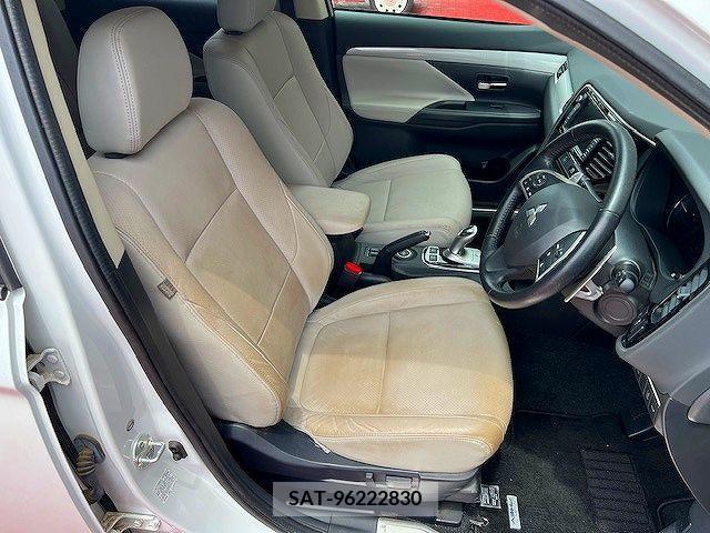 Mitsubishi OUTLANDER PHEV 2014-09 281135-3