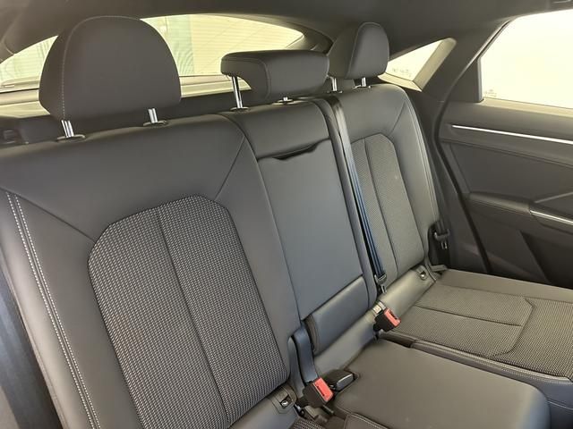 Audi Q3 2021-04 20949-13