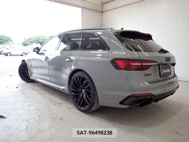 Audi RS4 2022-08 320125-2