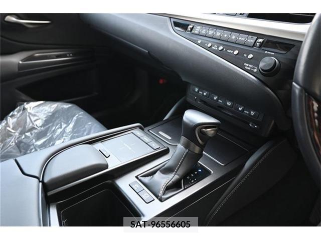 Lexus ES 2020-08 275241-11