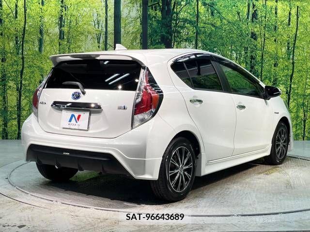 Toyota AQUA 2016-08 343864-17