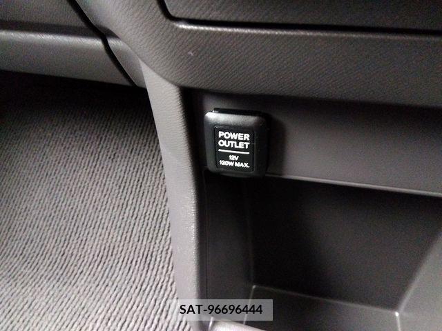 Honda e 2010-06 213464-13