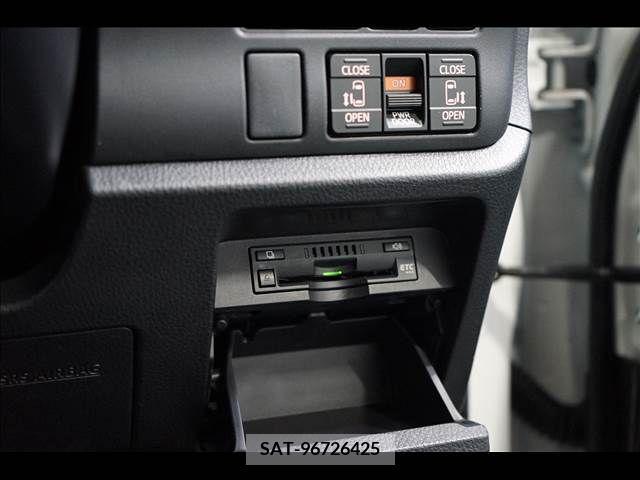 Toyota VOXY 2017-08 321549-5