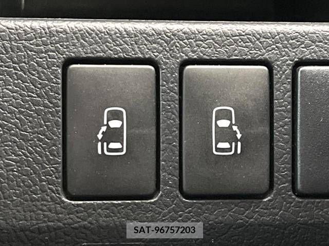 Toyota VOXY 2013-11 329396-2