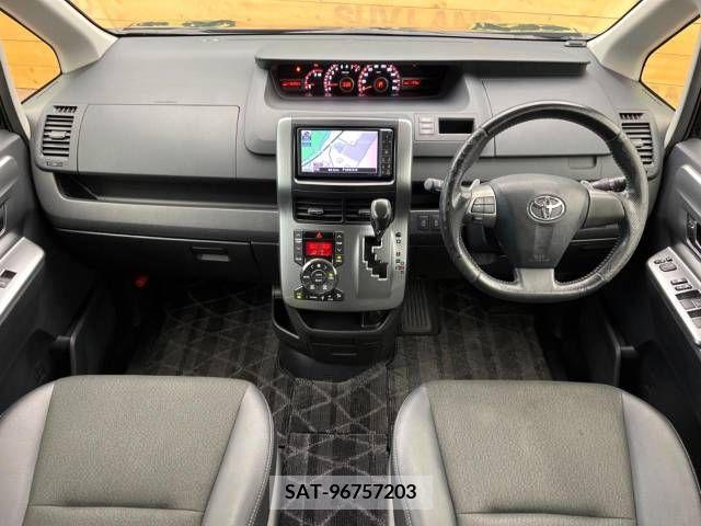 Toyota VOXY 2013-11 329396-1