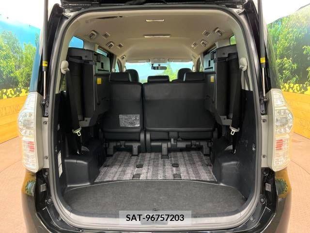 Toyota VOXY 2013-11 329396-11