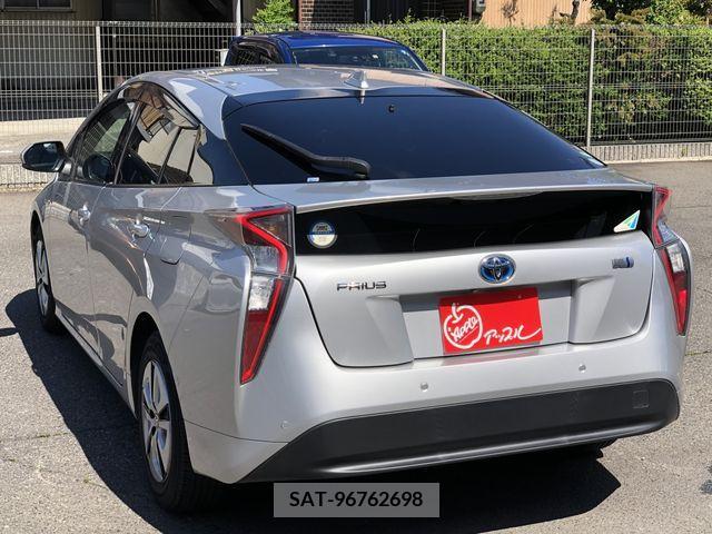 Toyota PRIUS 2016-02 282611-1