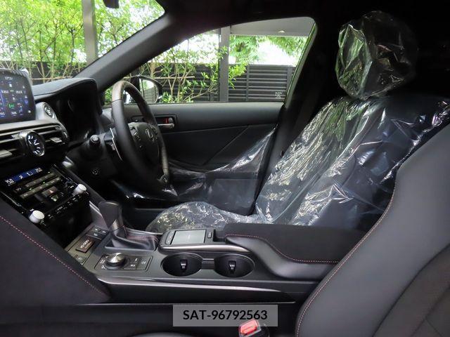 Lexus IS 2023-02 275450-16