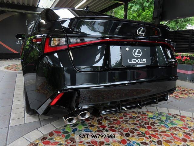 Lexus IS 2023-02 275450-1