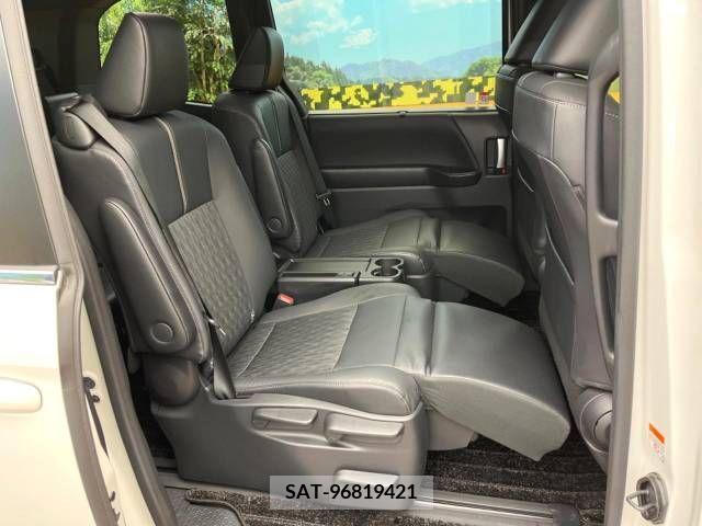 Toyota NOAH 2022-04 313579-8