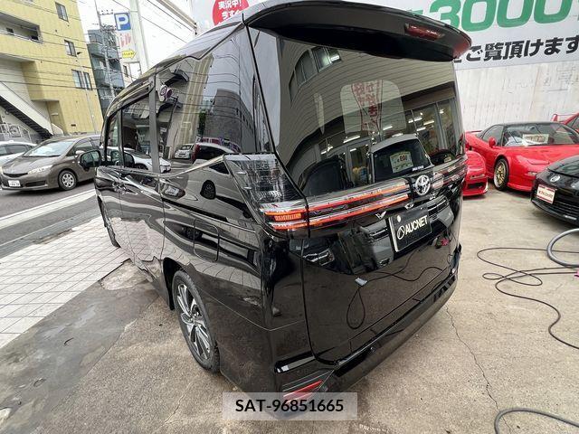 Toyota VOXY 2023-07 289055-1