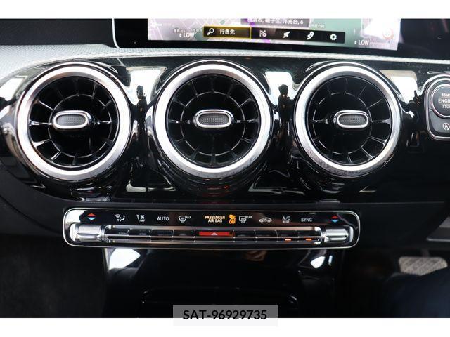 Mercedes Benz A-CLASS 2018-01 276495-11