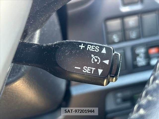 Toyota VOXY HYBRID 2016-11 322811-5