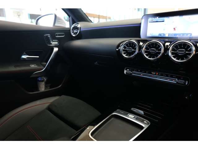 Mercedes Benz A-CLASS 2023-04 27262-13