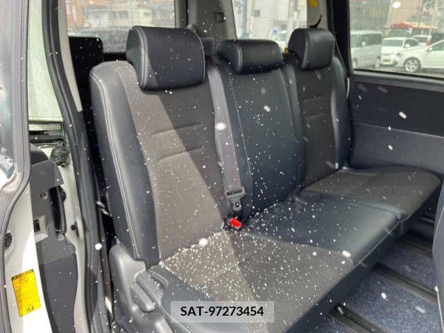Toyota VOXY 2014-03 289218-9