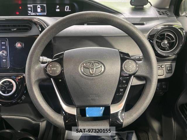 Toyota AQUA 2018-03 379633-11
