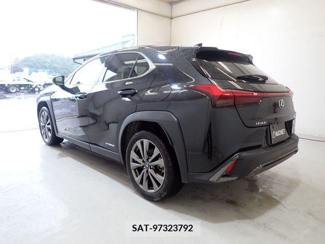 Lexus UX 2022-04 353972-2