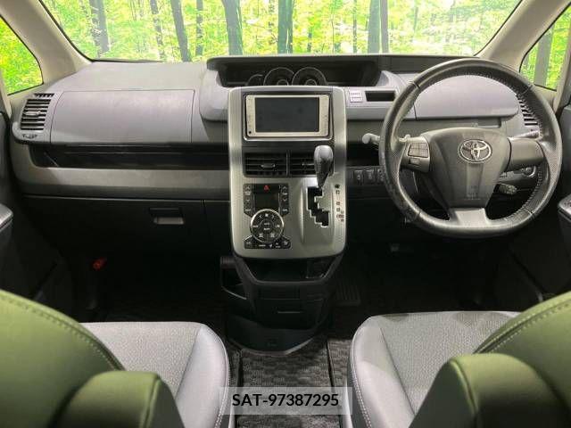 Toyota VOXY 2013-11 219702-1