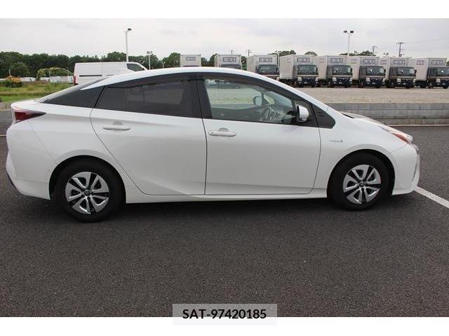 Toyota PRIUS 2016-04 381564-10