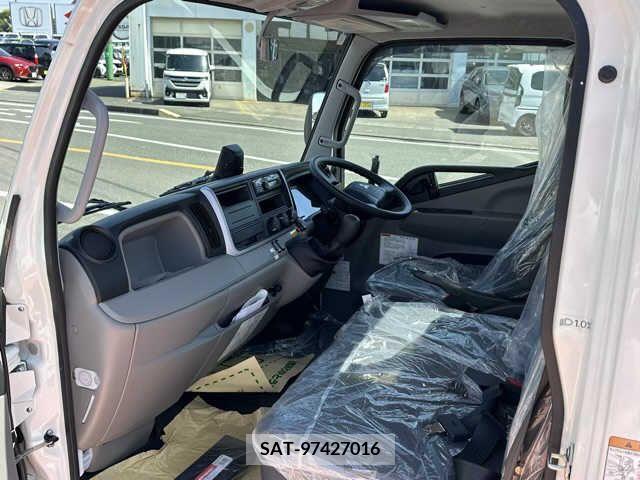 Mitsubishi CANTER 2023-06 381389-1