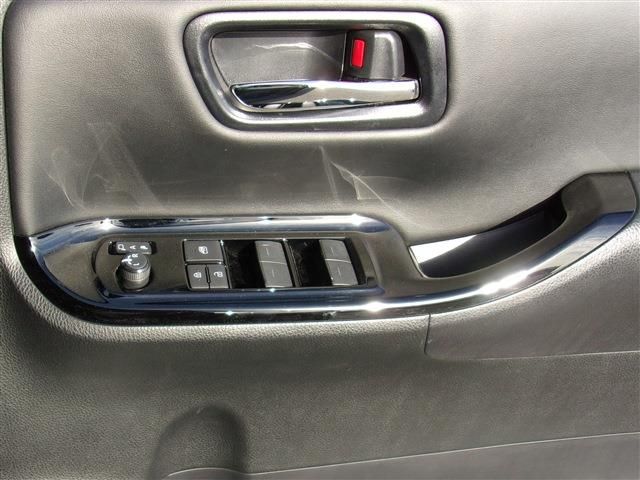 Toyota NOAH HYBRID 2021-03 23648-21