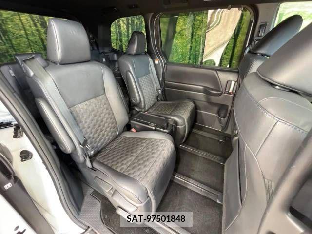 Toyota VOXY HYBRID 2022-12 350383-9