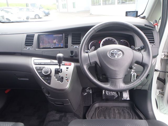 Toyota ISIS 2009-04 24144-1