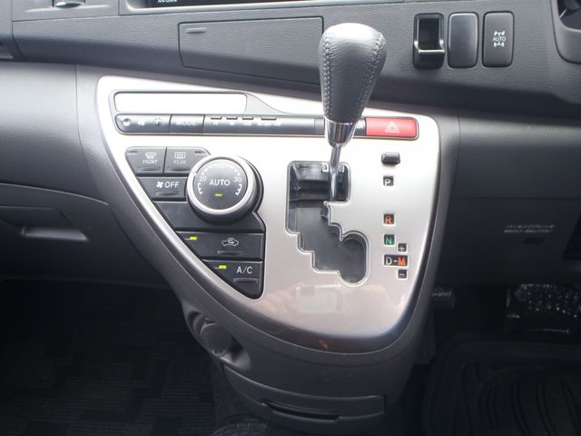 Toyota ISIS 2009-04 24144-17