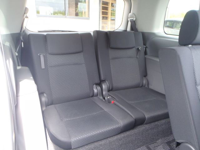 Toyota ISIS 2009-04 24144-11