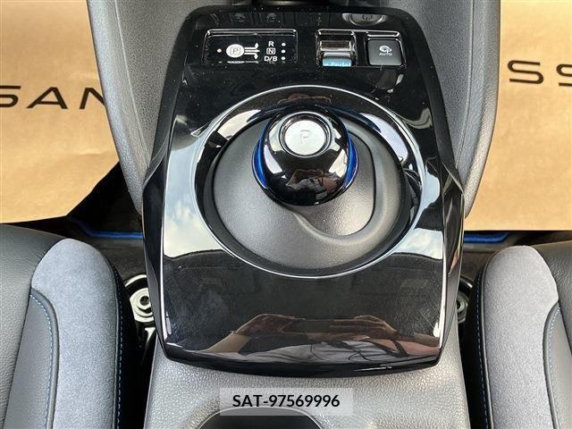 Nissan LEAF 2020-11 210700-11