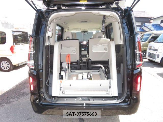 Nissan SERENA 2023-12 238121-3