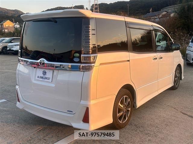 Toyota VOXY 2018-11 208621-5