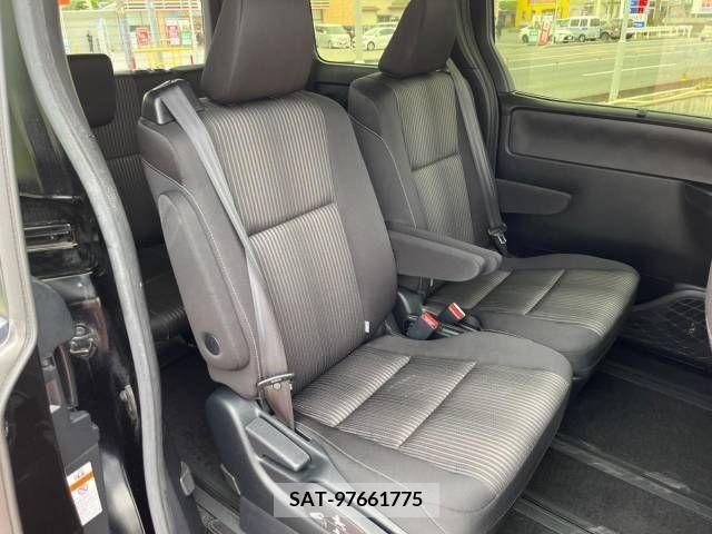 Toyota VOXY HYBRID 2018-01 352502-9