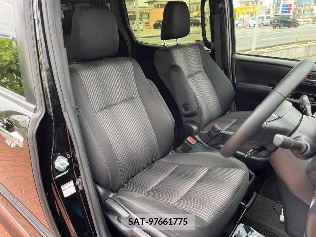 Toyota VOXY HYBRID 2018-01 352502-8