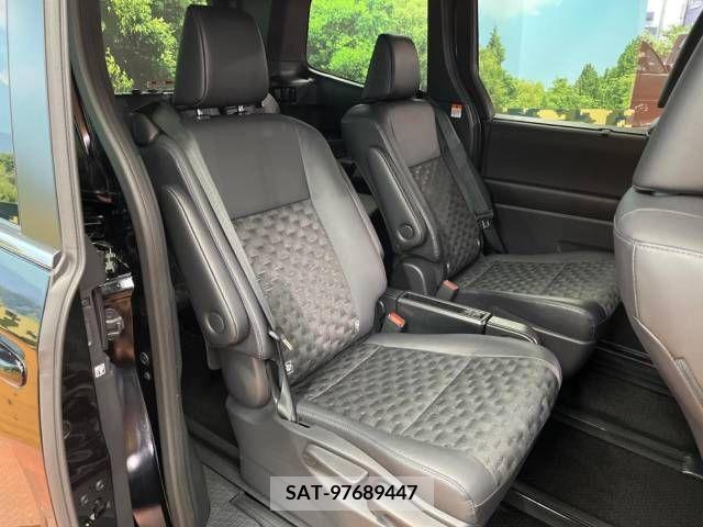Toyota VOXY 2023-10 289030-11