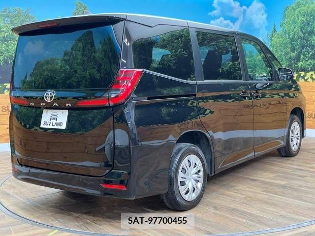 Toyota NOAH 2023-04 209595-17
