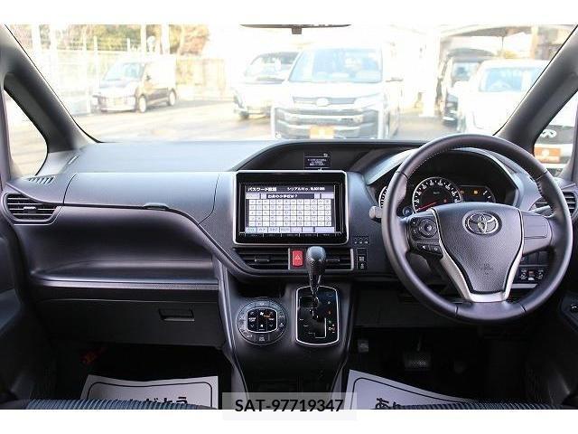 Toyota VOXY 2014-06 220411-16